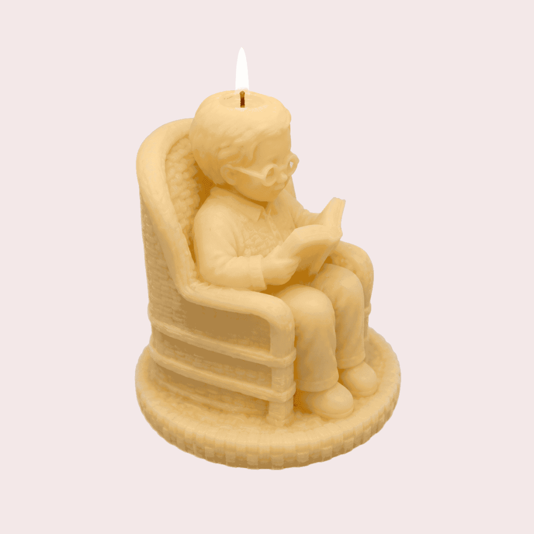 Bougie Pause Lecture – Bougie grand-père lecteur dans son fauteuil cosy